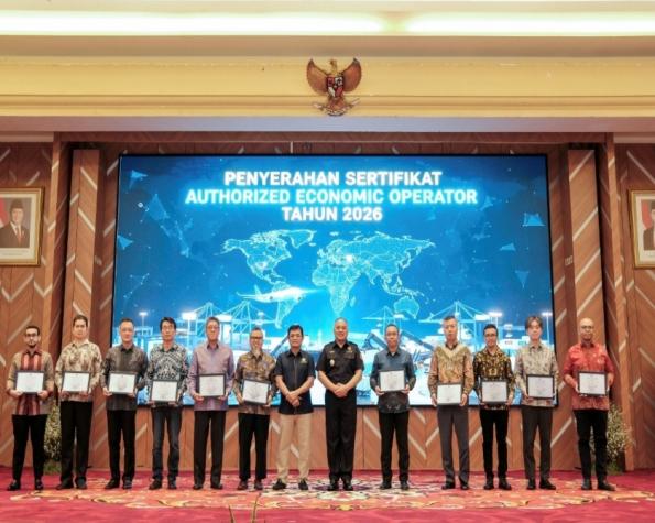 Recipients of AEO certification for 2026 on stage with the Director General of Customs and Excise at Gedung Merauke, Jakarta.