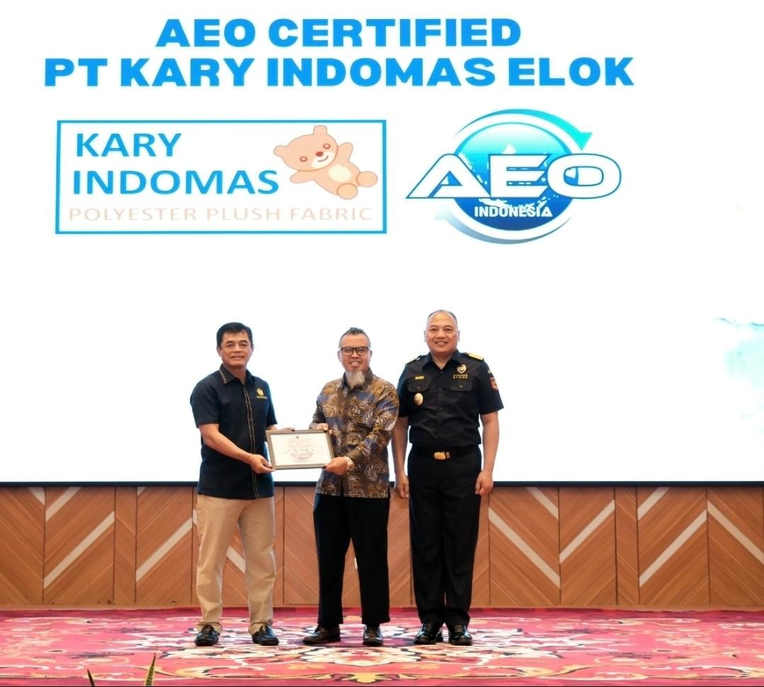 AEO certificate handover to PT Kary Indomas Elok by the Director General of Customs and Excise at Gedung Merauke, Jakarta.